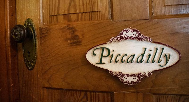 Piccadilly Room image 2