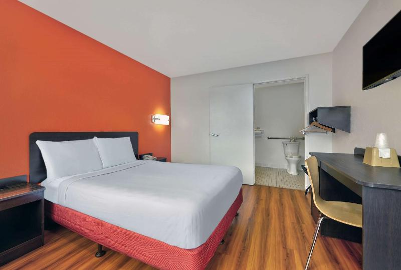 Queen Room image 3