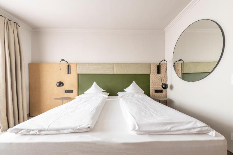 Standard Double Room image 3