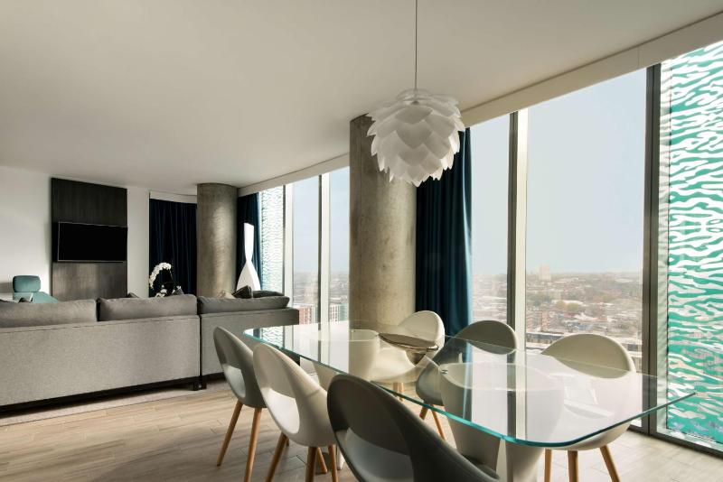 Presidential Suite with City View image 4