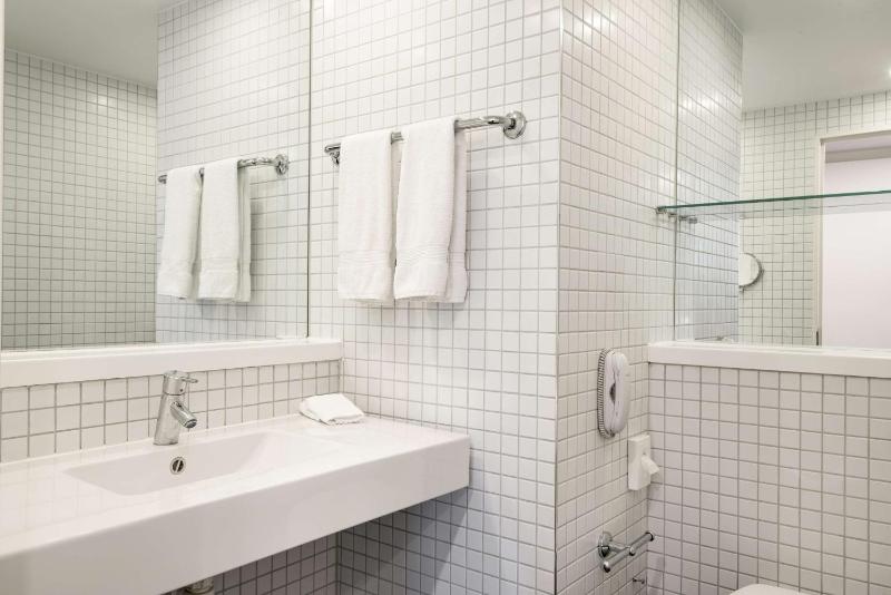 Suite with City View image 3