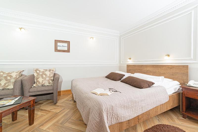 Classic Double Room image 3