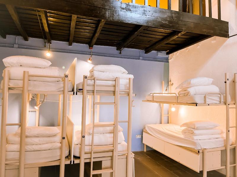 Bed in 6-Bed Mixed Dormitory Room with Shared Bathroom image 3