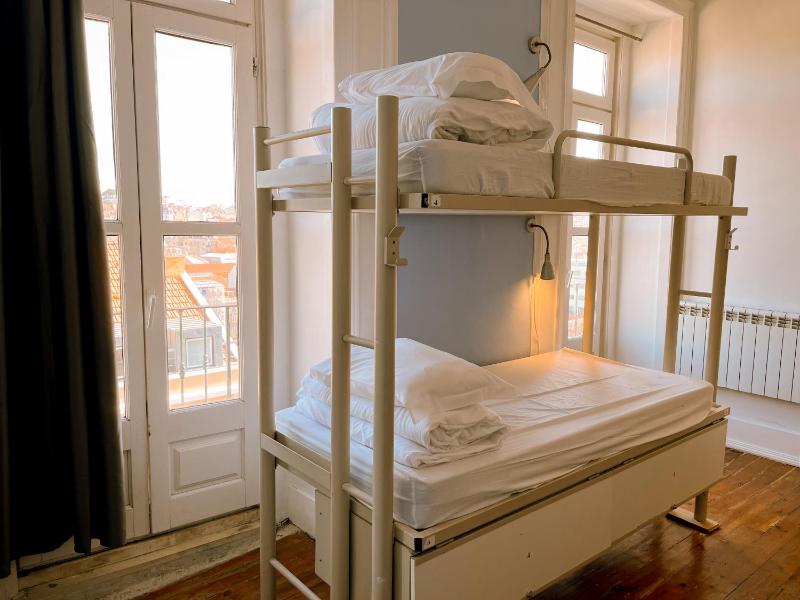 Bed in 4-Bed Mixed Dormitory Room with Shared Bathroom image 4