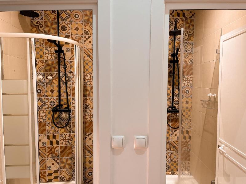 Twin Room with Shared Bathroom image 3