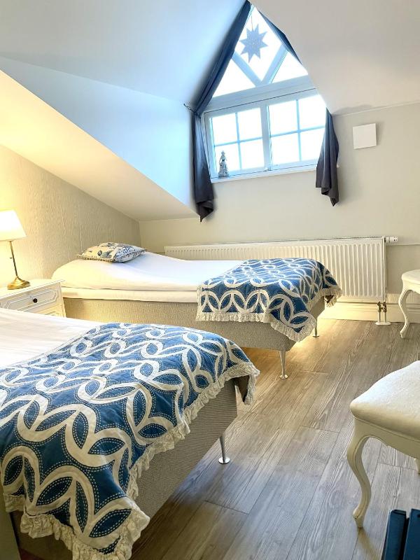 Twin Room image 4