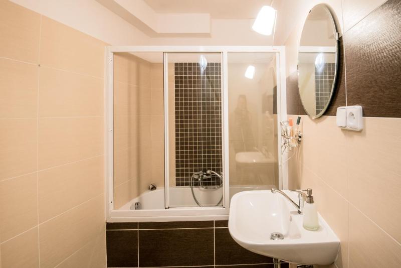 Budget Double Room image 4