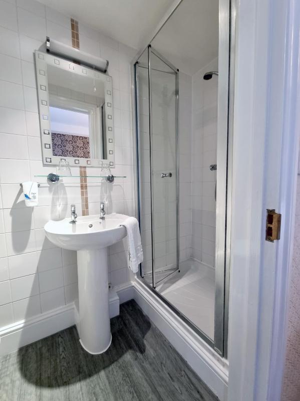 Standard Double Room image 4