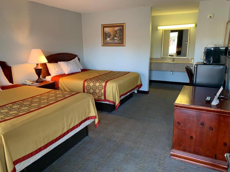 Pigeon Forge Parkway Inn - image 25