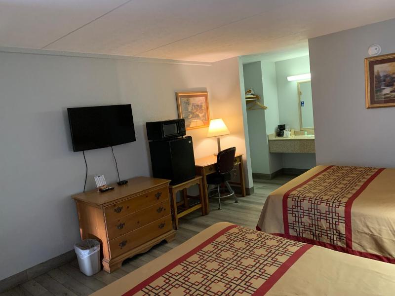 Pigeon Forge Parkway Inn - image 18
