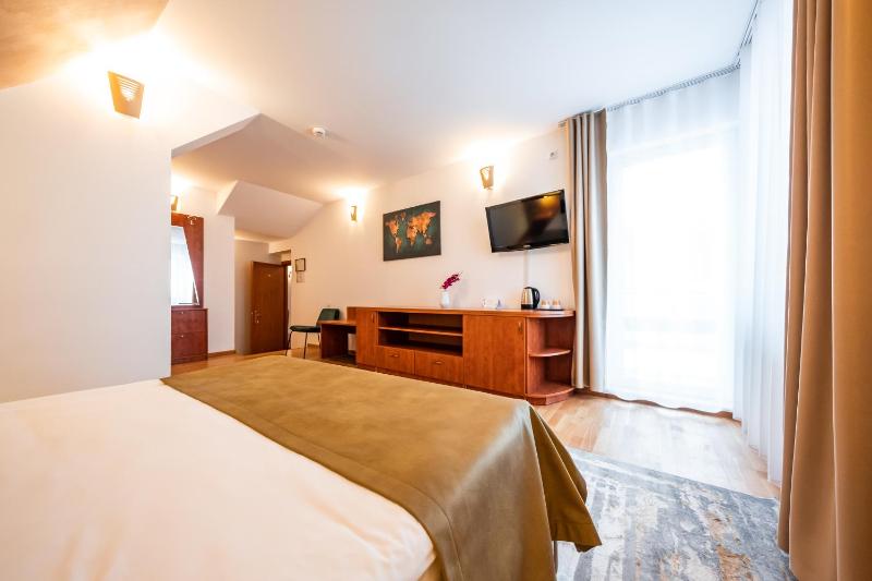 Double Room with Balcony image 3