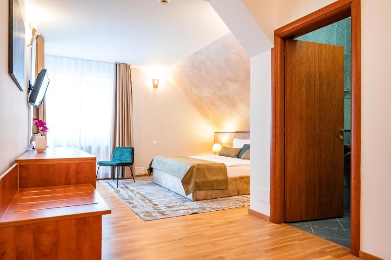 Double Room with Balcony image 4