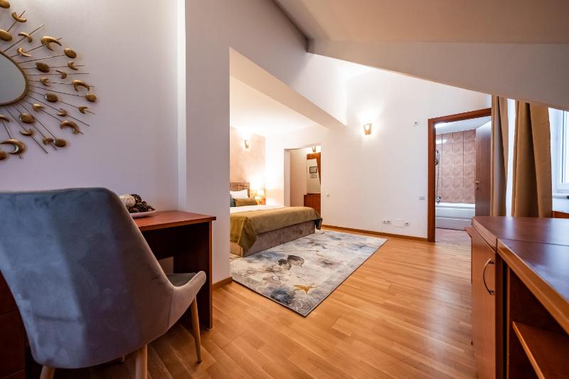 Standard Double Room image 4