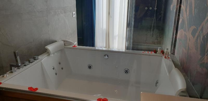 Queen Suite with Balcony image 4
