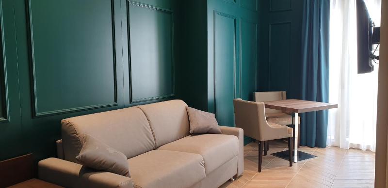 Queen Suite with Balcony image 3