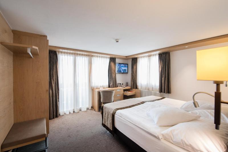 Deluxe Double Room with Matterhorn View image 3