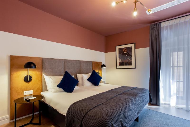 Deluxe Double or Twin Room image 1