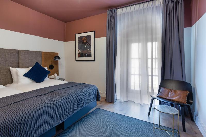 Deluxe Double or Twin Room image 2