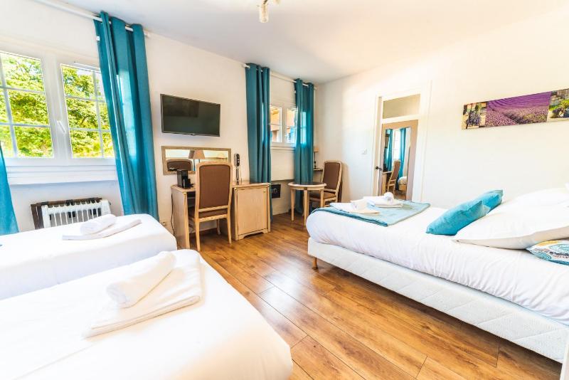 Quadruple Room with Garden View image 3