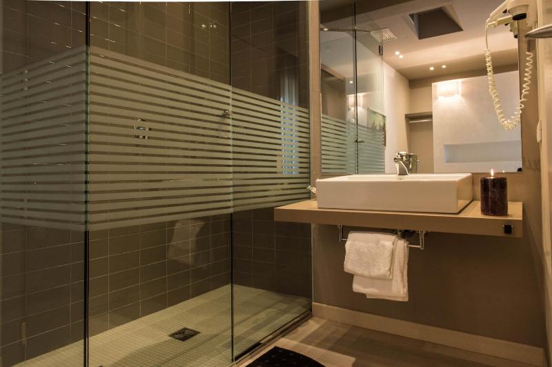 Quadruple Room with Balcony image 4