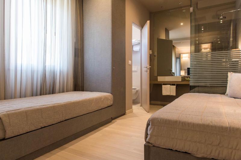 Quadruple Room with Balcony image 3