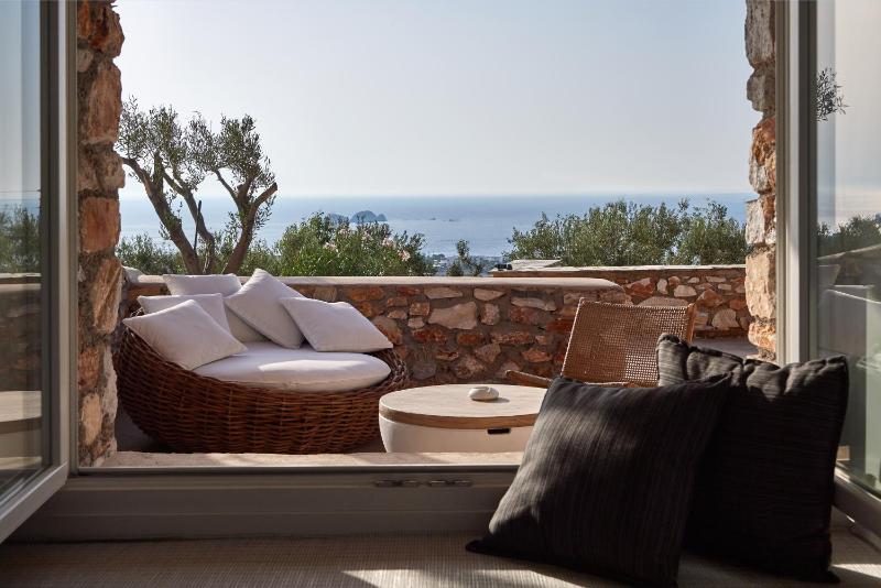 Cave Deluxe Sea View with Outdoor Hot Tub image 1