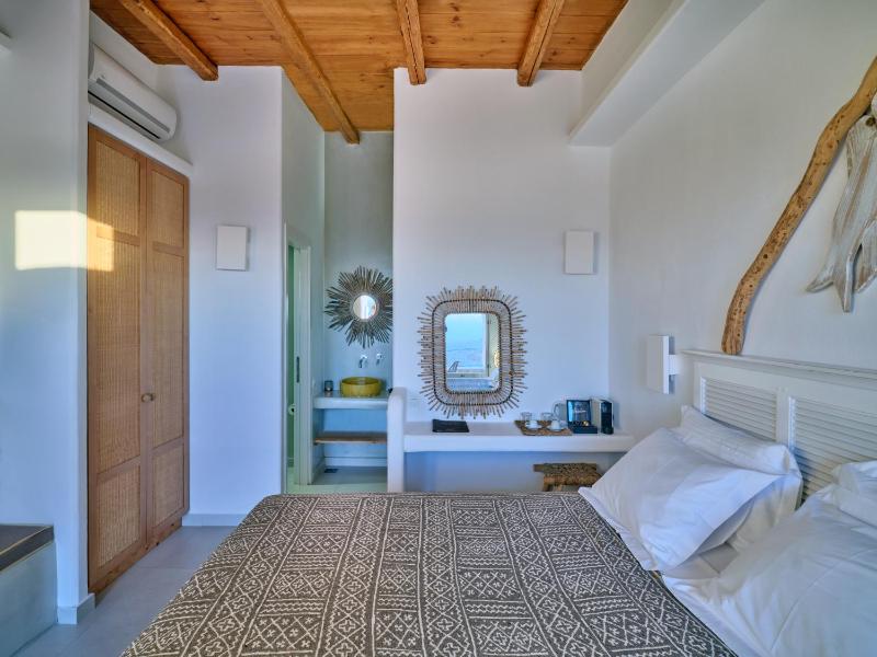 Deluxe Double Sea View image 3