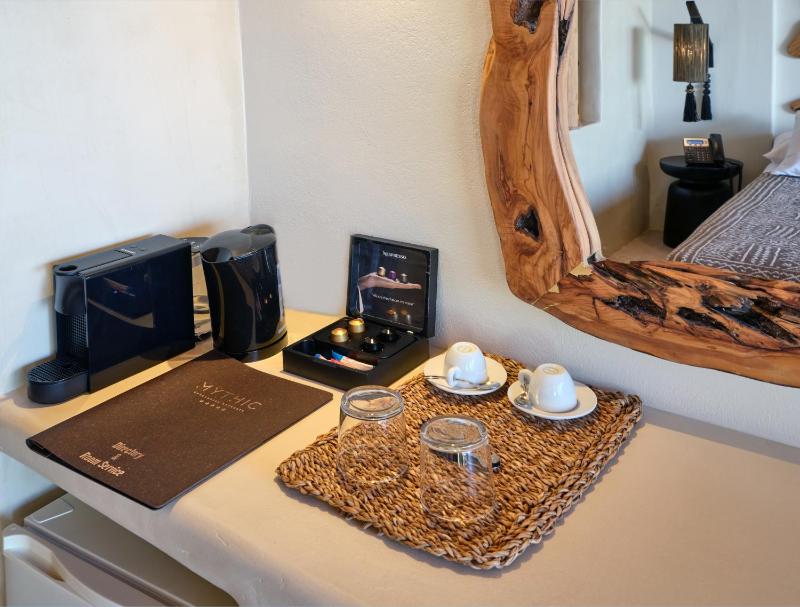 Cave Suite Sea View image 2