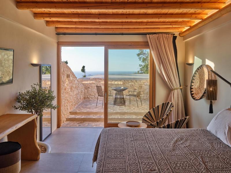 Cave Suite Sea View image 4