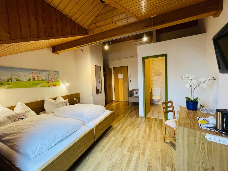 Standard Twin Room with Air Conditioning - Attic image 3