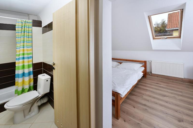 Economy Double Room image 3