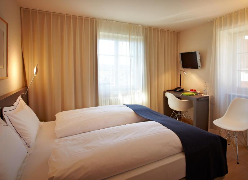 Standard Twin Room image 3