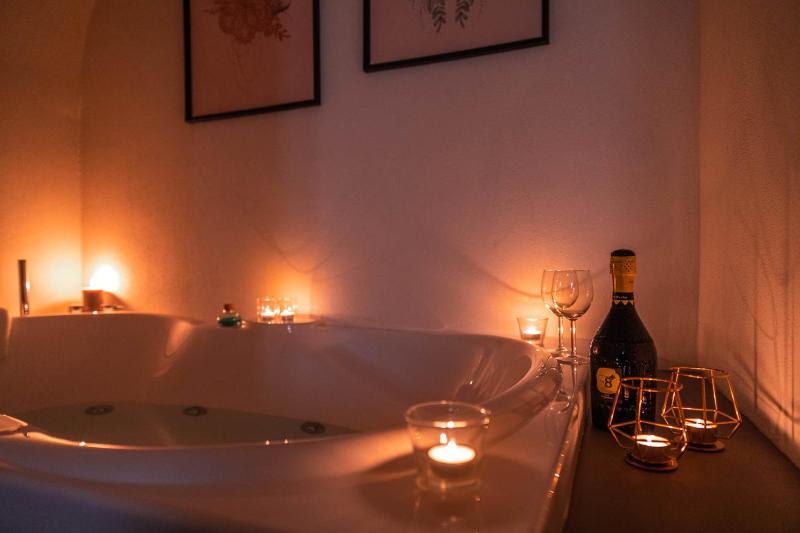 Suite with Spa Bath image 2