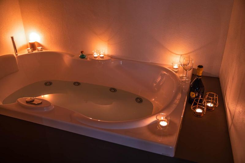 Suite with Spa Bath image 3