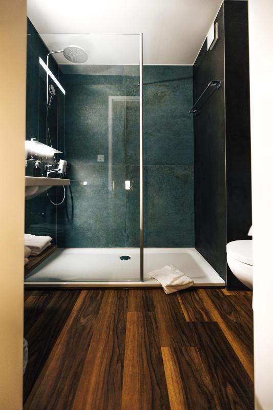Double Room with Balcony image 3