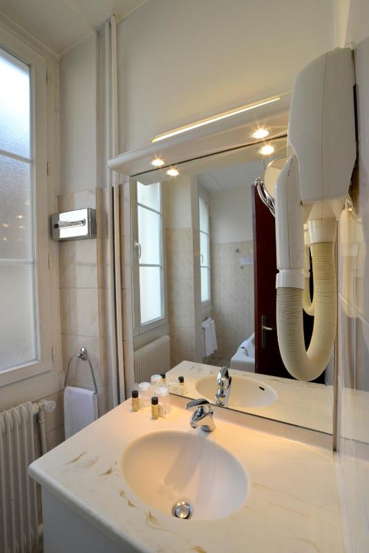 Superior Triple Room image 4