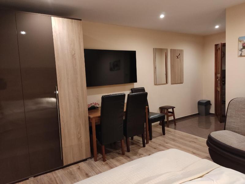 Deluxe Family Room image 3