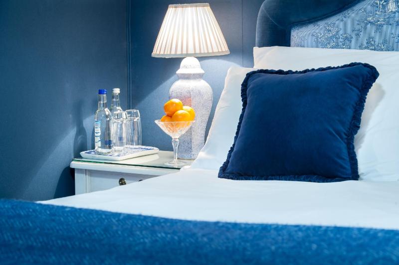 Small Double Room image 3
