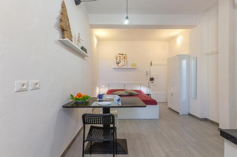 GuestHost - San Vitale University Center Apartment - image 1