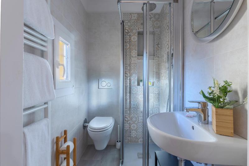 GuestHost - San Vitale University Center Apartment - image 10