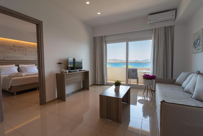 Deluxe Apartment with Sea View image 3