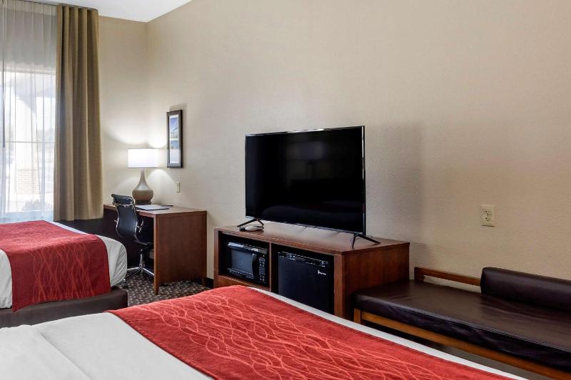 Queen Room with Two Queen Beds - Non-Smoking image 2