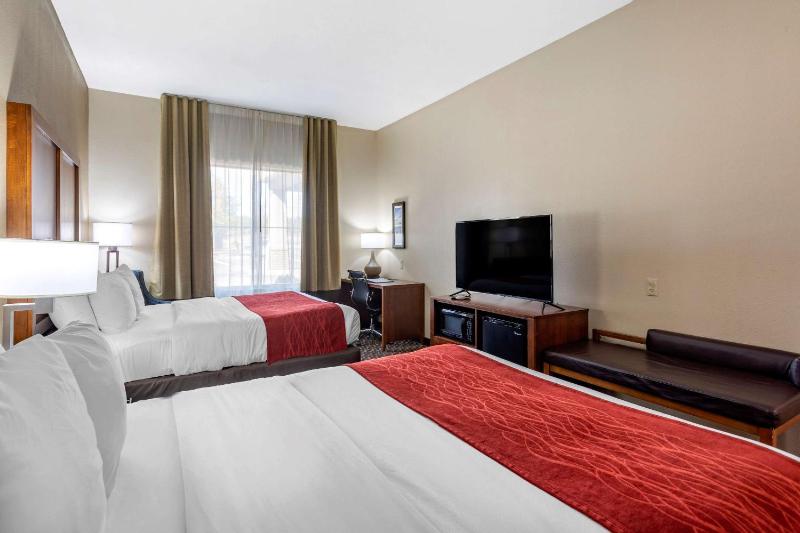 Queen Room with Two Queen Beds - Non-Smoking image 4