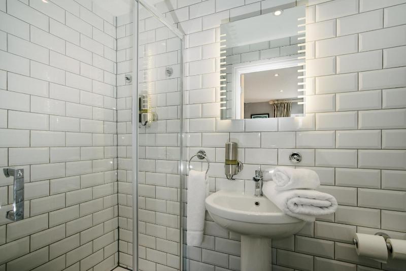 Twin Room with Private Bathroom image 4