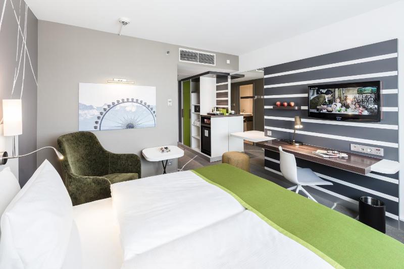 Premium Queen Room image 3