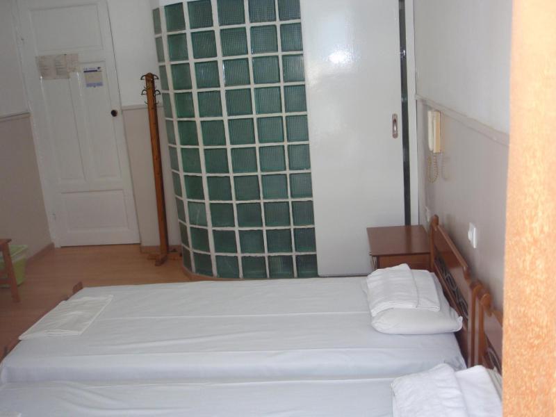 Double or Twin Room image 4