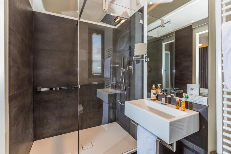 Double Room with Private Bathroom image 4
