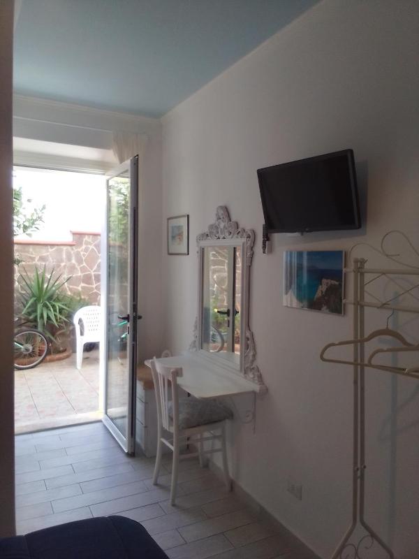 Queen Room with Garden View image 3