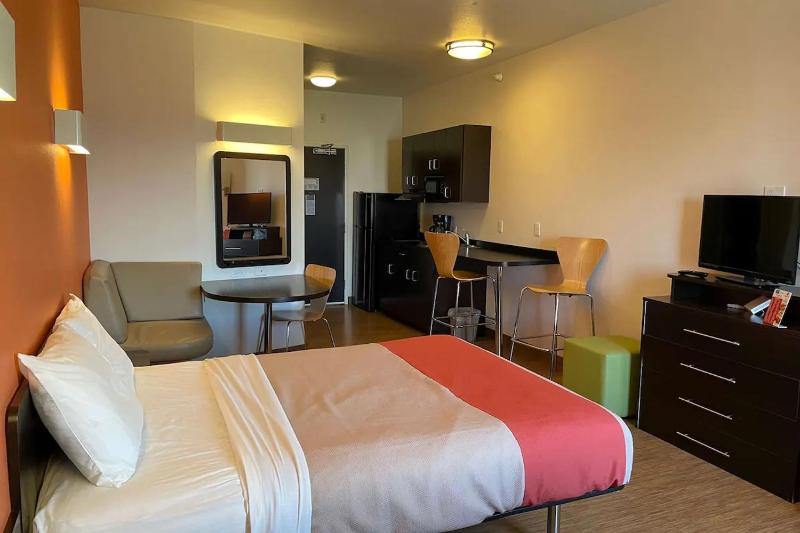 Studio with One Queen and One Single Beds, Kitchenette - Non-Smoking image 1