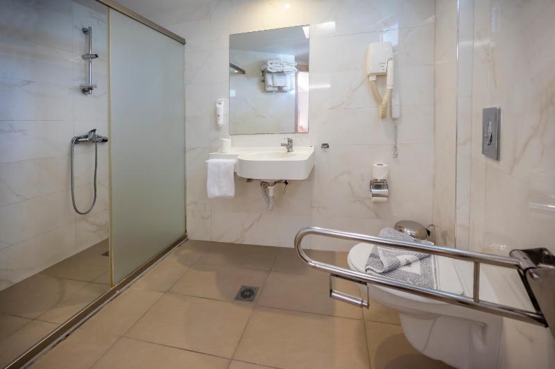 Quadruple Room image 2